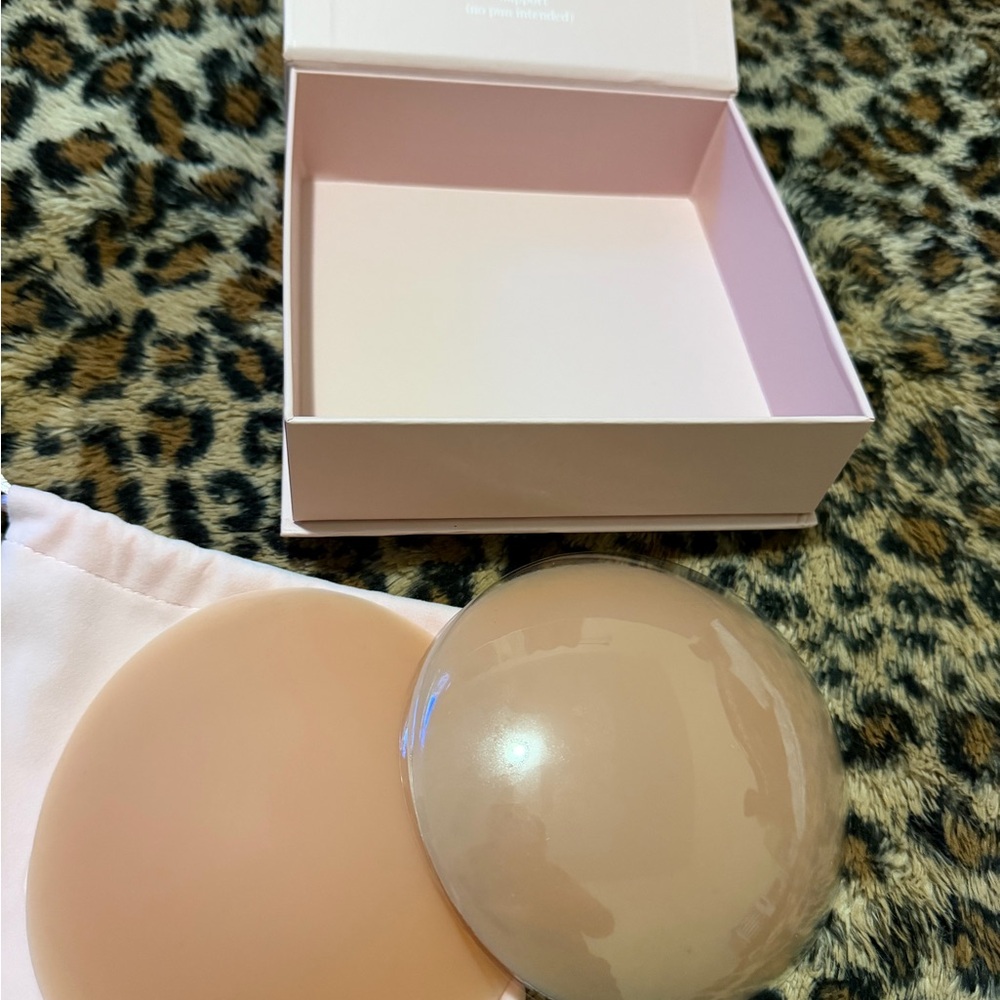 Seamless Nude Adhesive Bra… cakes body
